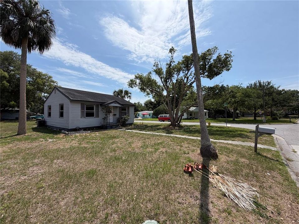 Activo con contrato: $325,000 (0.20 acres)