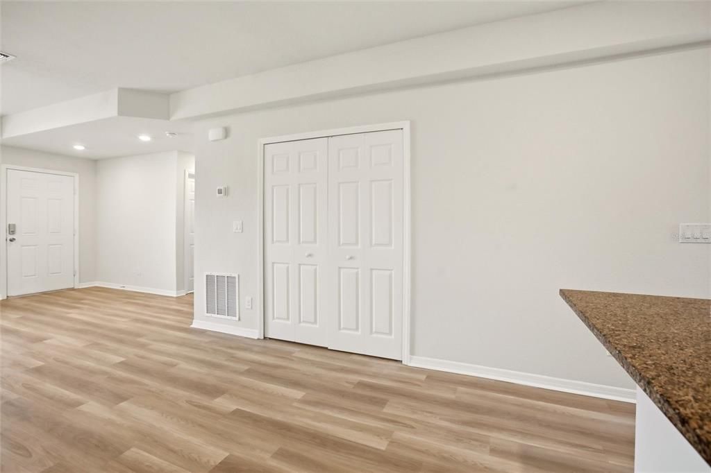 На продажу: $365,000 (4 спален, 0 ванн, 2097 Квадратных фут)