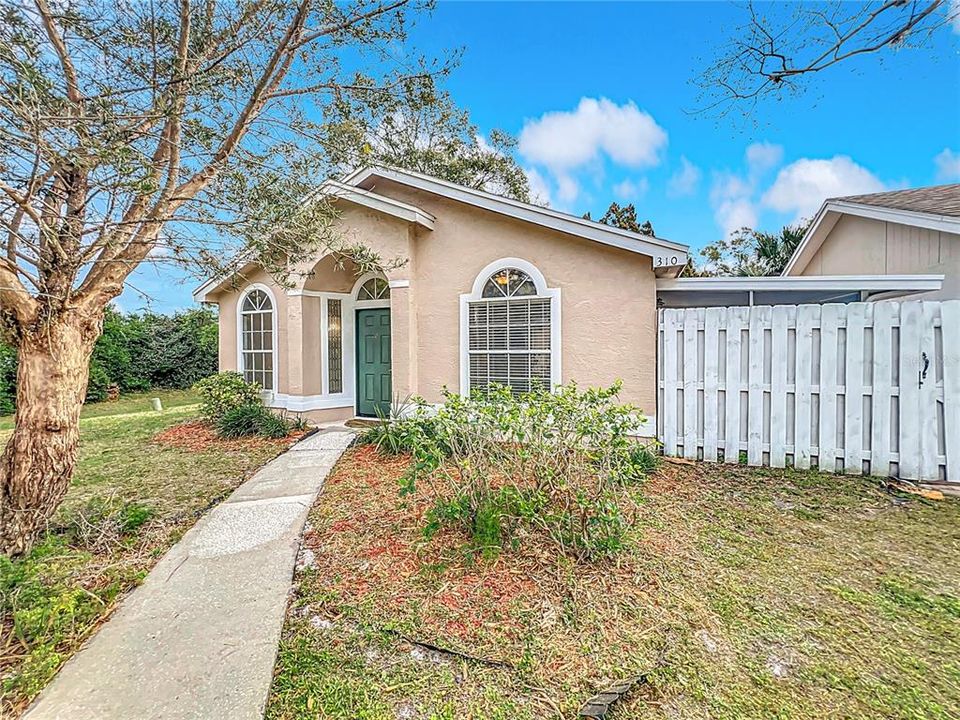 For Sale: $295,000 (3 beds, 2 baths, 1109 Square Feet)