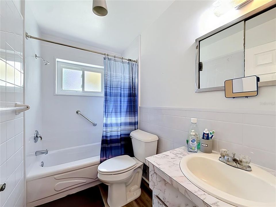 Activo con contrato: $167,000 (2 camas, 1 baños, 1028 Pies cuadrados)