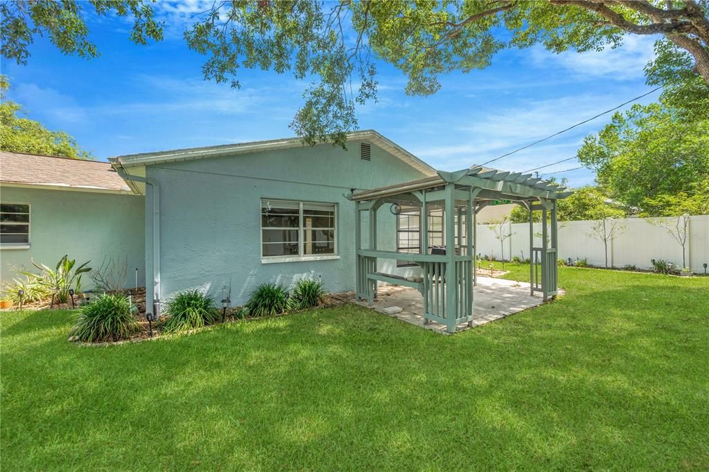 For Sale: $299,999 (2 beds, 2 baths, 1266 Square Feet)