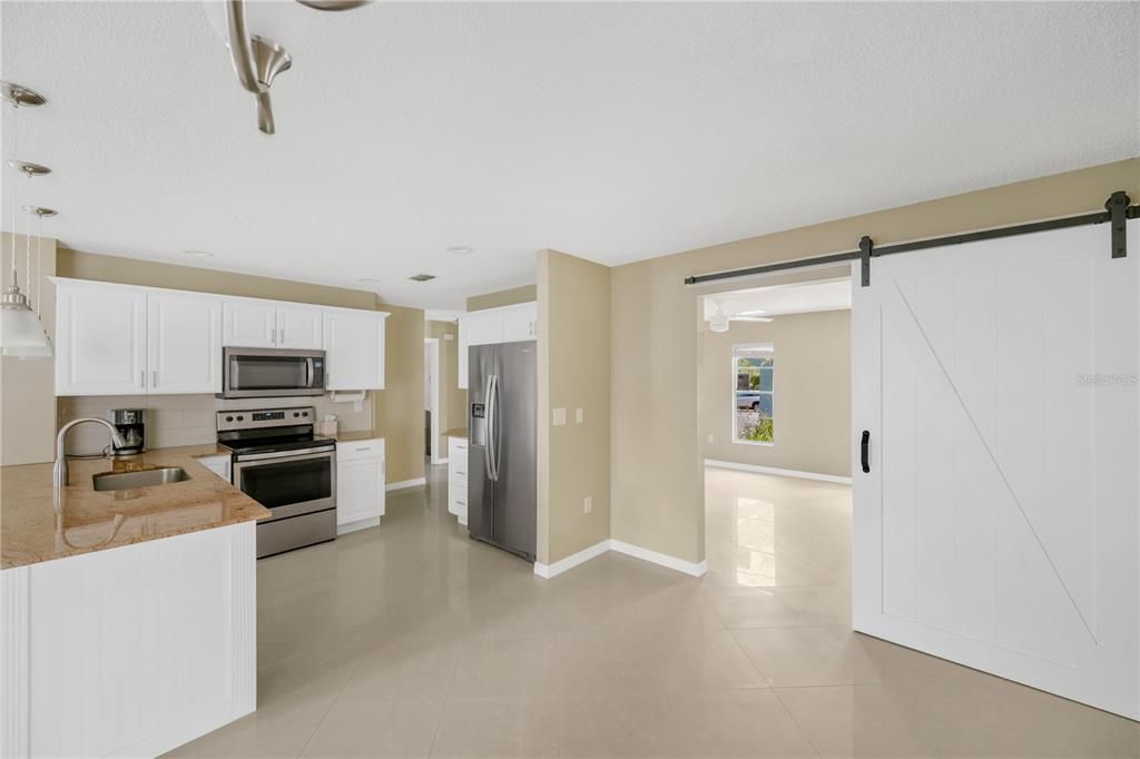 For Sale: $299,999 (2 beds, 2 baths, 1266 Square Feet)