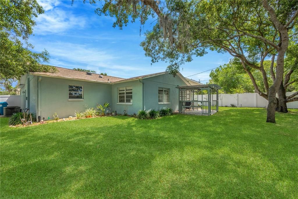 For Sale: $299,999 (2 beds, 2 baths, 1266 Square Feet)