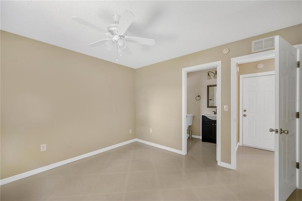 For Sale: $299,999 (2 beds, 2 baths, 1266 Square Feet)
