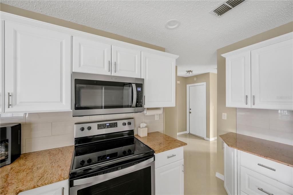 For Sale: $299,999 (2 beds, 2 baths, 1266 Square Feet)