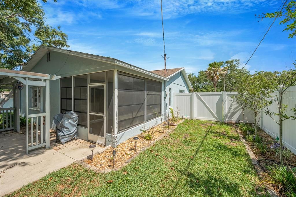 For Sale: $299,999 (2 beds, 2 baths, 1266 Square Feet)