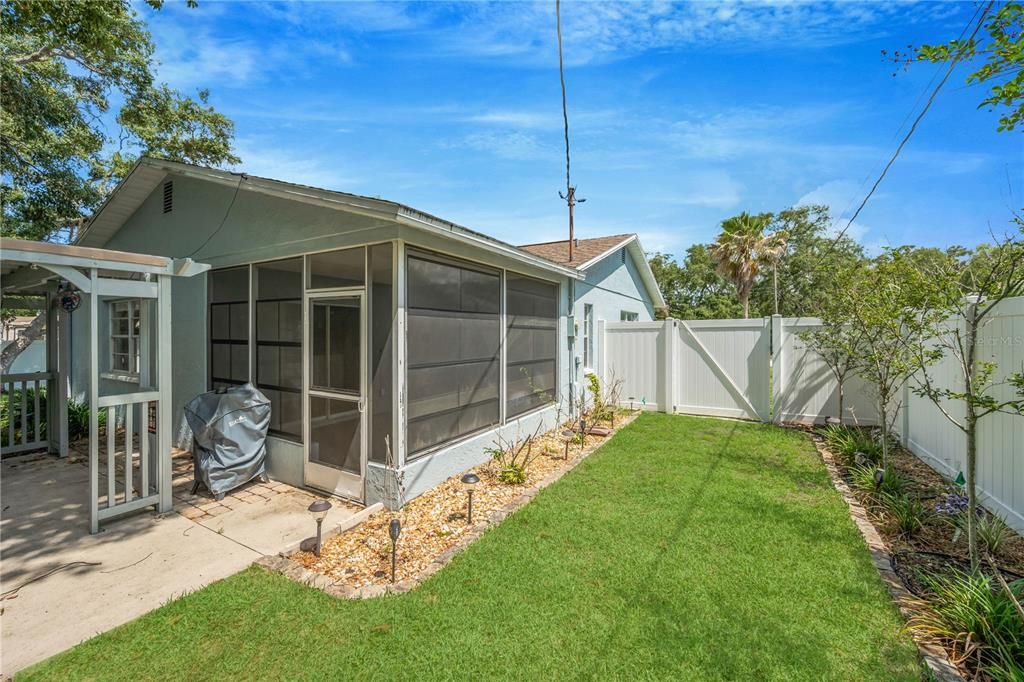 For Sale: $299,999 (2 beds, 2 baths, 1266 Square Feet)