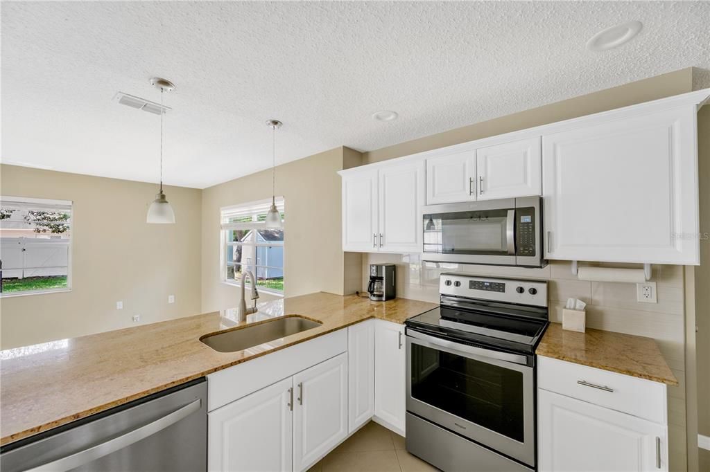 For Sale: $299,999 (2 beds, 2 baths, 1266 Square Feet)