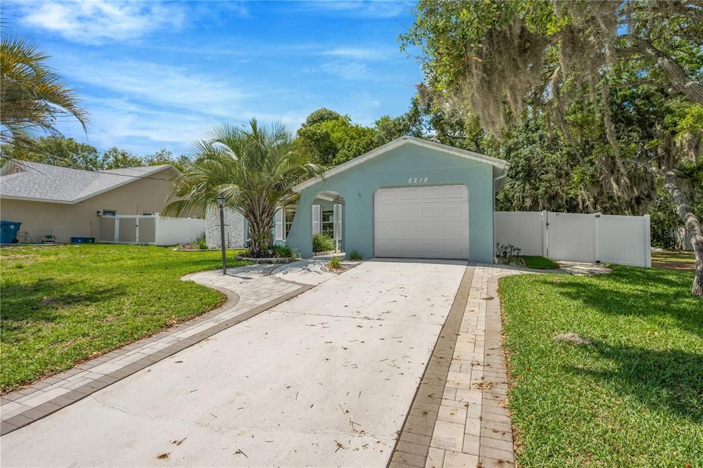 For Sale: $299,999 (2 beds, 2 baths, 1266 Square Feet)