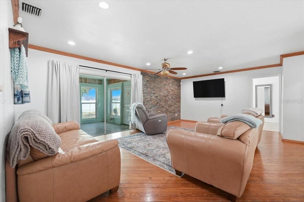 For Sale: $300,000 (3 beds, 2 baths, 1849 Square Feet)