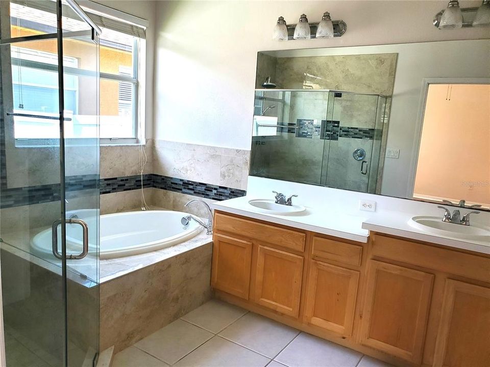 En Renta: $3,000 (4 camas, 3 baños, 2300 Pies cuadrados)