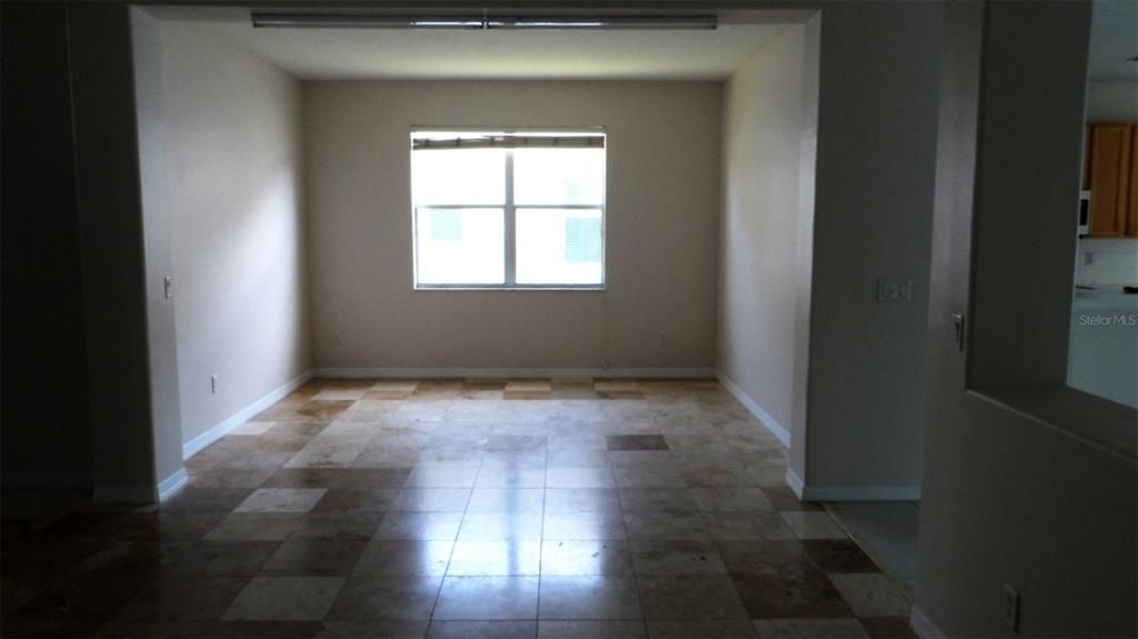 En Renta: $3,000 (4 camas, 3 baños, 2300 Pies cuadrados)