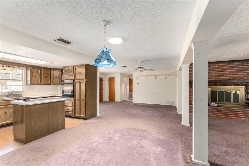 Activo con contrato: $235,000 (3 camas, 3 baños, 1808 Pies cuadrados)