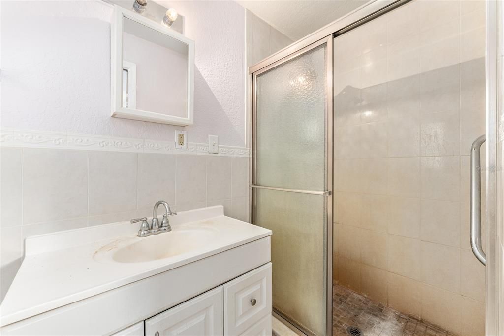 Activo con contrato: $235,000 (3 camas, 3 baños, 1808 Pies cuadrados)