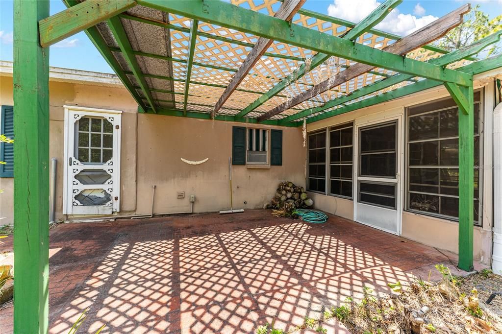 Activo con contrato: $235,000 (3 camas, 3 baños, 1808 Pies cuadrados)