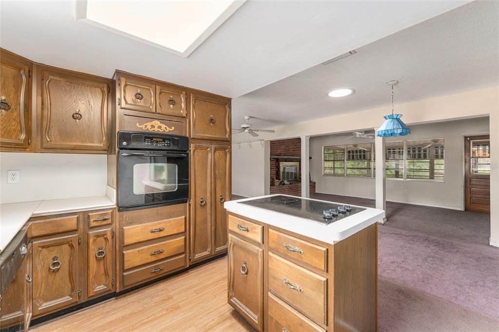 Activo con contrato: $235,000 (3 camas, 3 baños, 1808 Pies cuadrados)