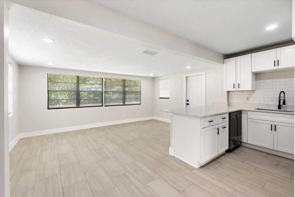 Active With Contract: $324,000 (3 beds, 2 baths, 1080 Square Feet)