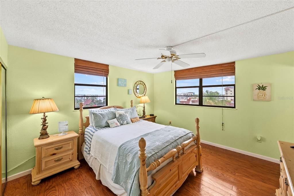 For Sale: $725,000 (2 beds, 2 baths, 1120 Square Feet)