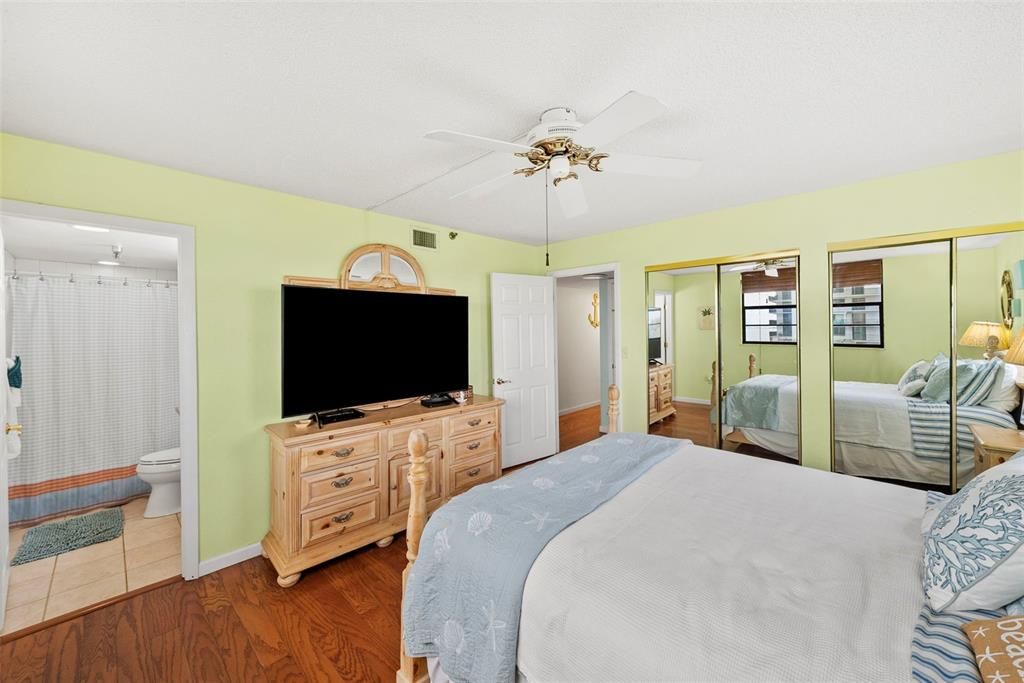 For Sale: $725,000 (2 beds, 2 baths, 1120 Square Feet)