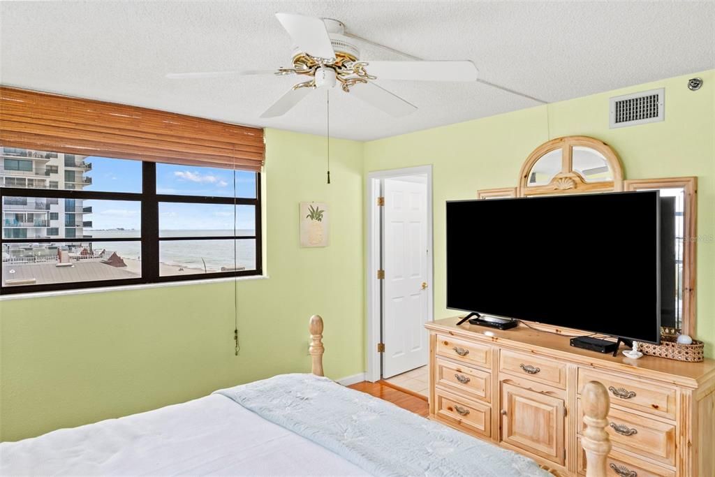 For Sale: $725,000 (2 beds, 2 baths, 1120 Square Feet)