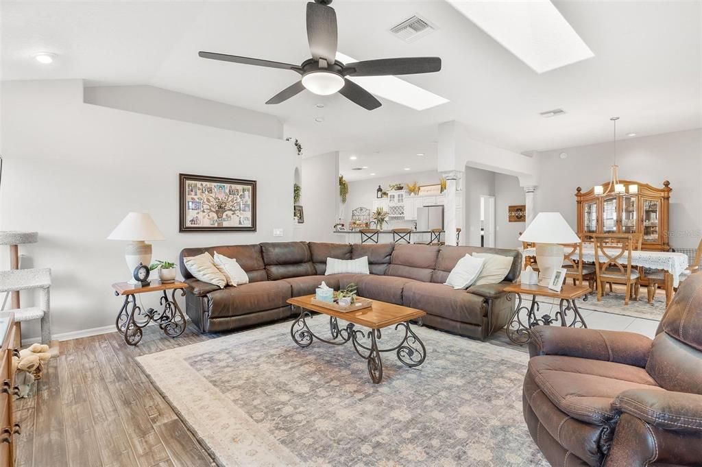 En Venta: $499,900 (3 camas, 2 baños, 2472 Pies cuadrados)