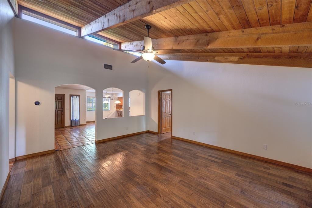 Под контрактом: $294,500 (3 спален, 2 ванн, 1550 Квадратных фут)