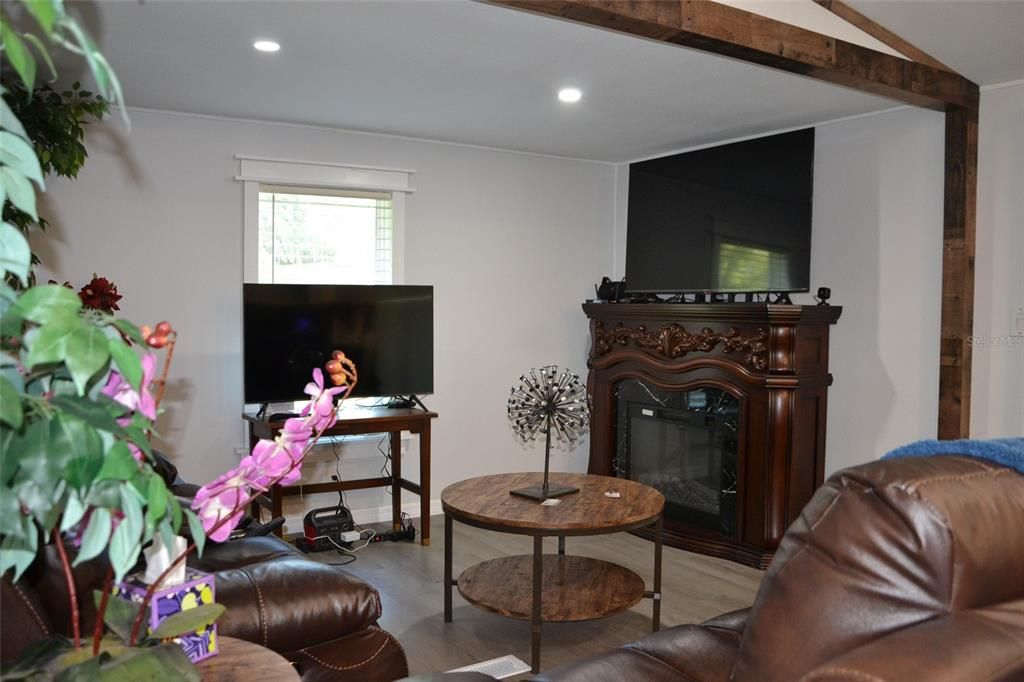 For Sale: $150,000 (1 beds, 1 baths, 616 Square Feet)