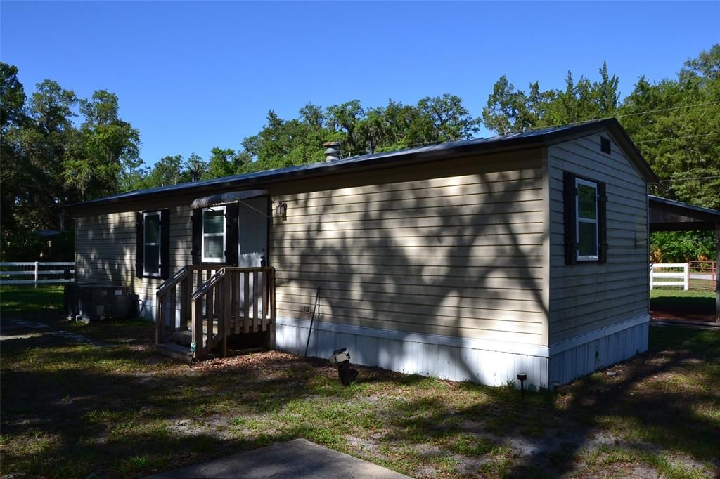 For Sale: $150,000 (1 beds, 1 baths, 616 Square Feet)