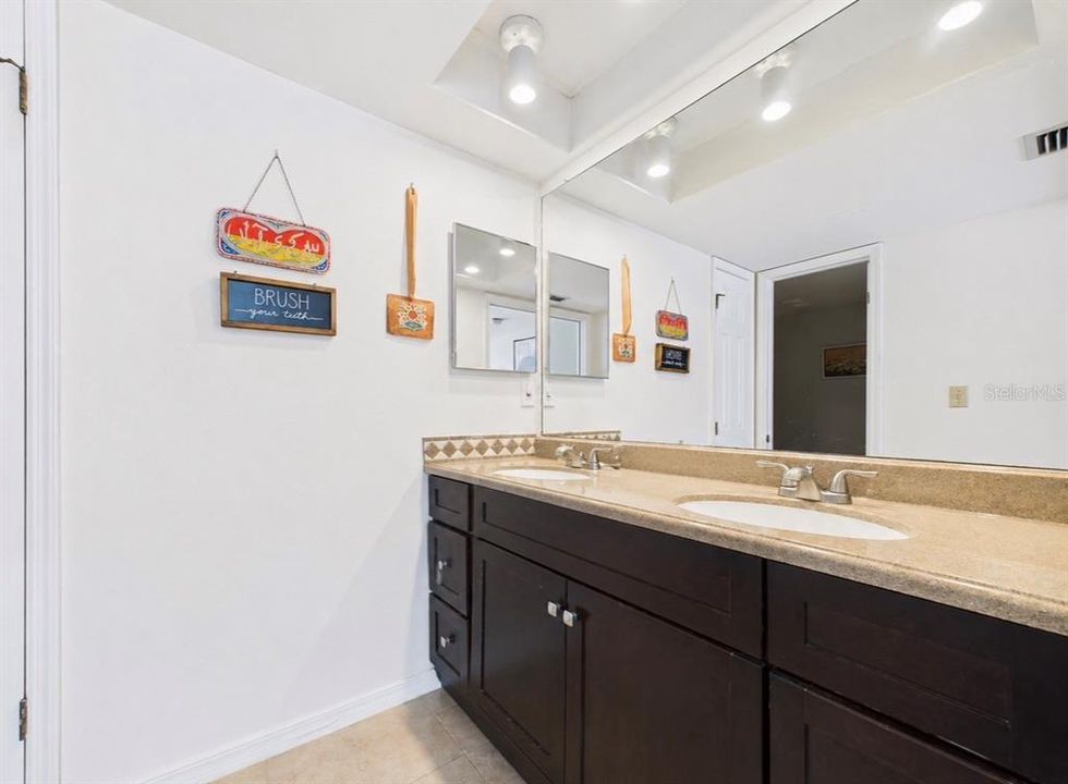 For Rent: $2,200 (2 beds, 2 baths, 1185 Square Feet)