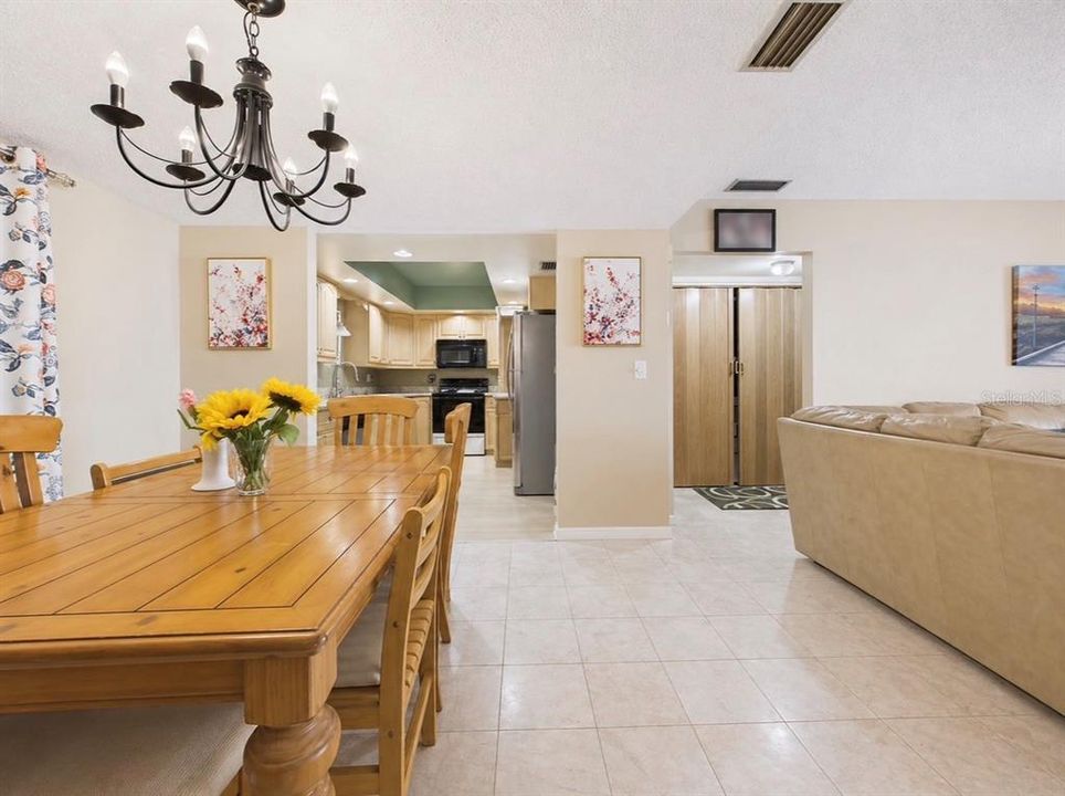 For Rent: $2,200 (2 beds, 2 baths, 1185 Square Feet)