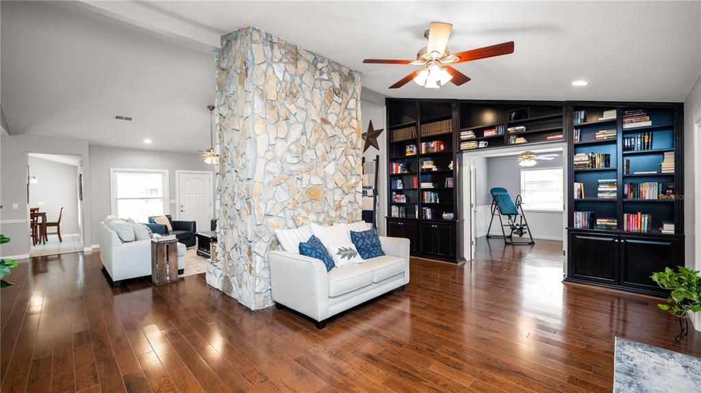 Под контрактом: $460,000 (4 спален, 2 ванн, 2523 Квадратных фут)