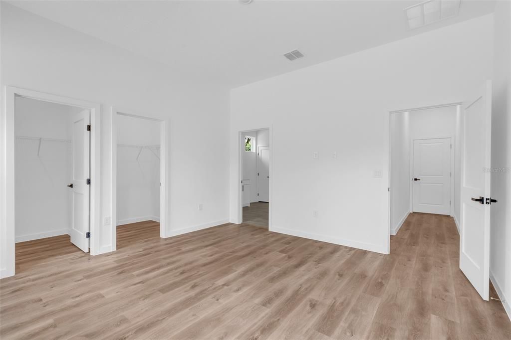 Под контрактом: $315,000 (4 спален, 3 ванн, 1870 Квадратных фут)