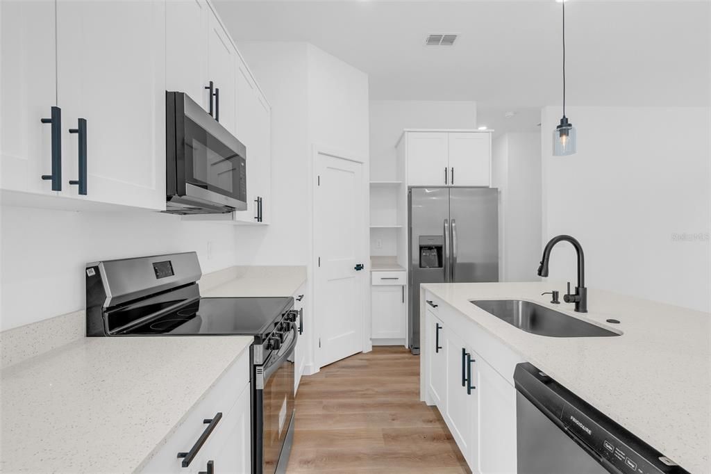 Под контрактом: $315,000 (4 спален, 3 ванн, 1870 Квадратных фут)