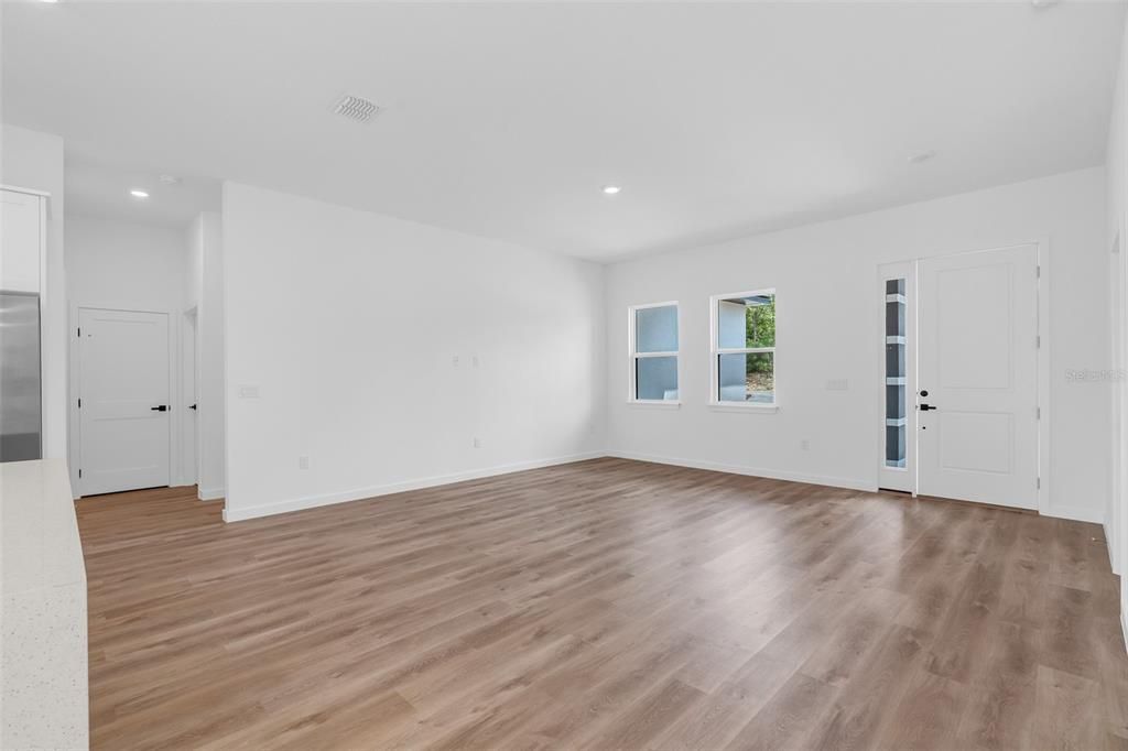 Под контрактом: $315,000 (4 спален, 3 ванн, 1870 Квадратных фут)