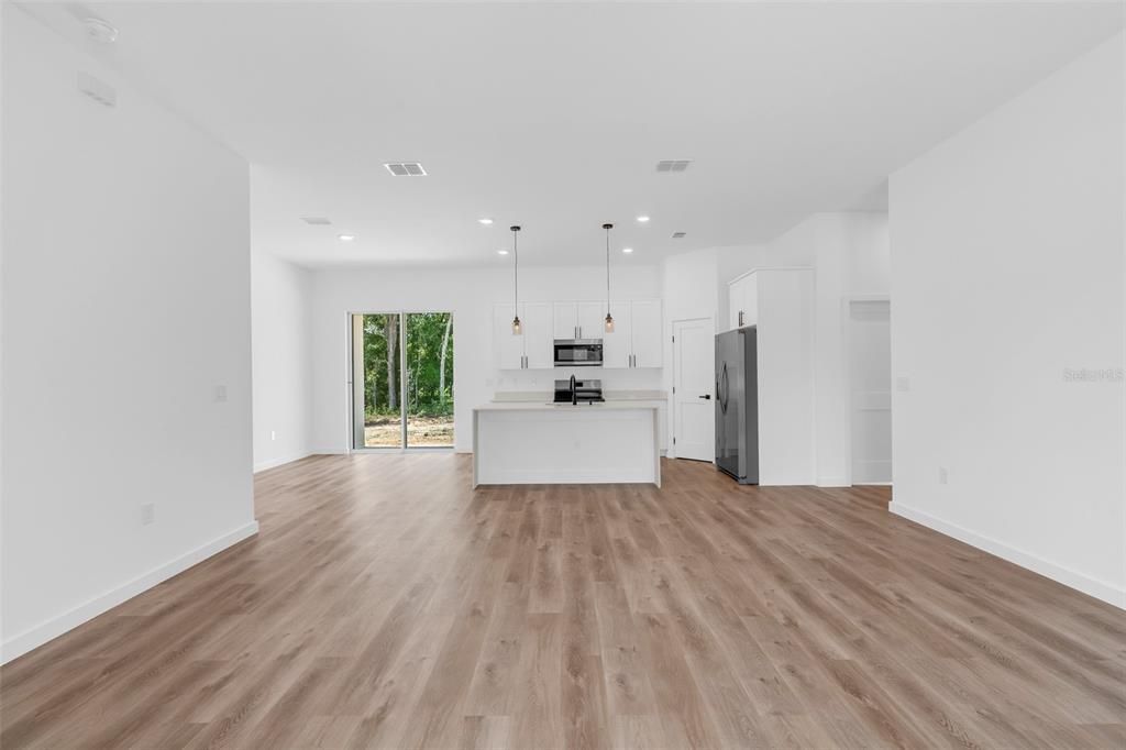 Под контрактом: $315,000 (4 спален, 3 ванн, 1870 Квадратных фут)