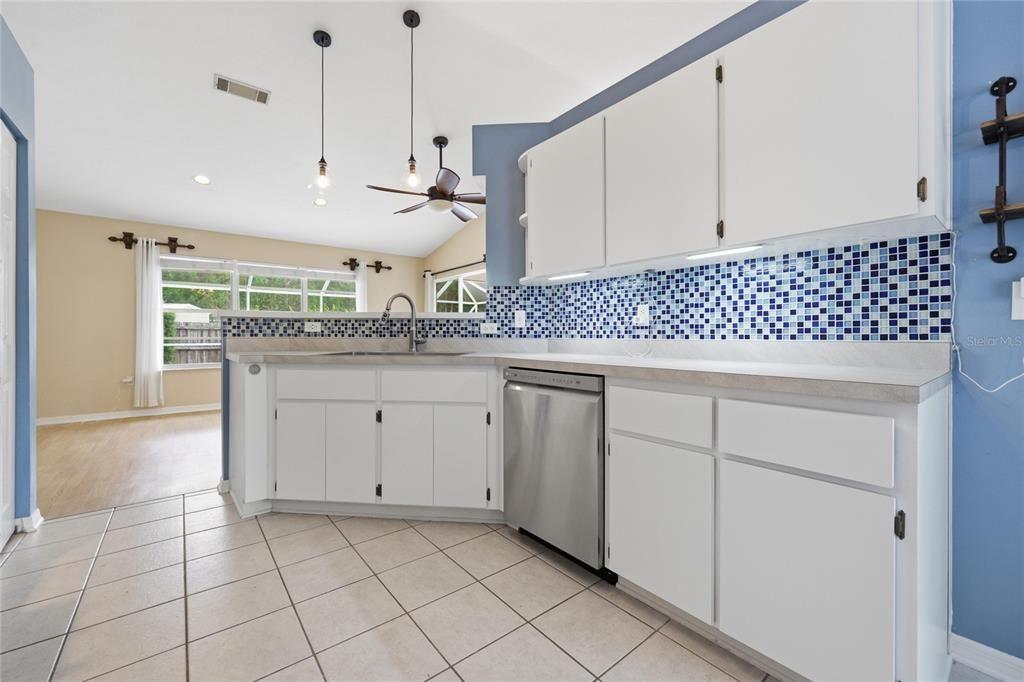 En Venta: $330,000 (3 camas, 2 baños, 1295 Pies cuadrados)