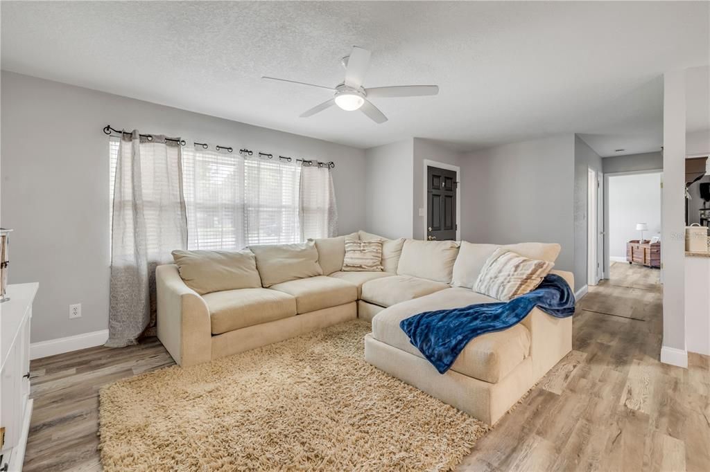 Activo con contrato: $320,000 (3 camas, 2 baños, 1276 Pies cuadrados)
