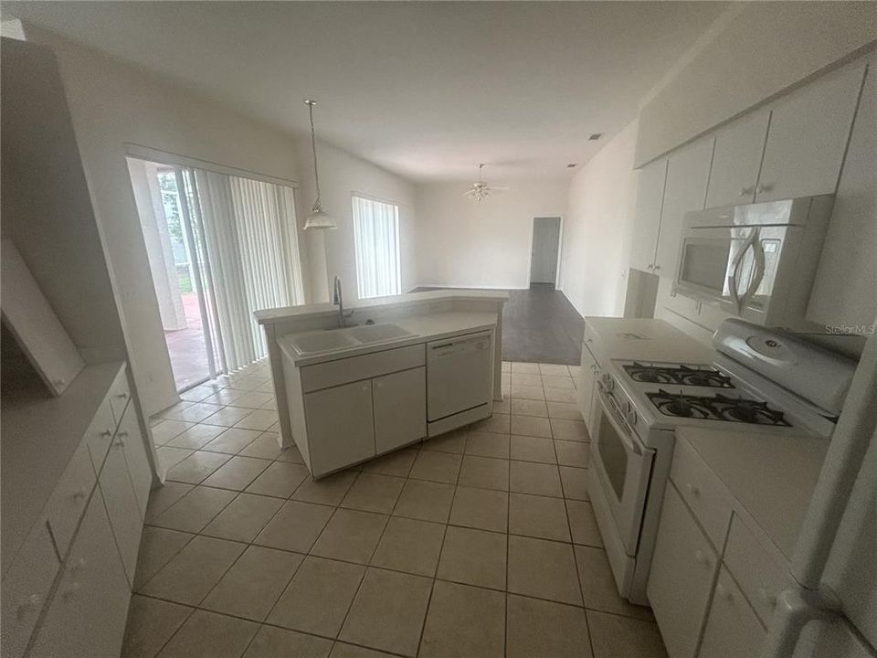 En Renta: $2,500 (4 camas, 2 baños, 2185 Pies cuadrados)