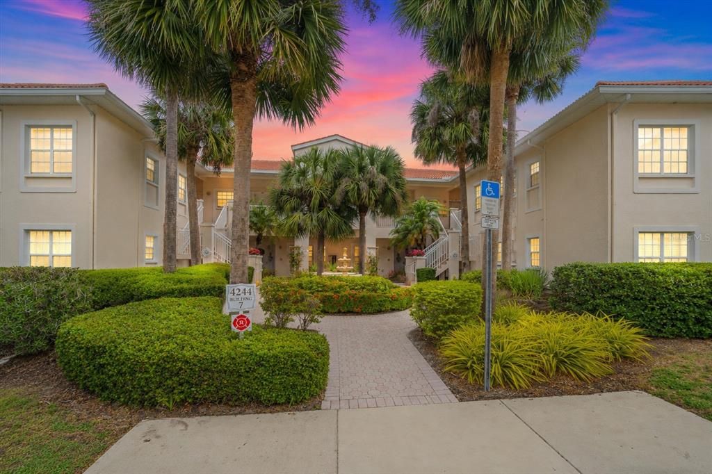 For Sale: $280,000 (2 beds, 2 baths, 957 Square Feet)