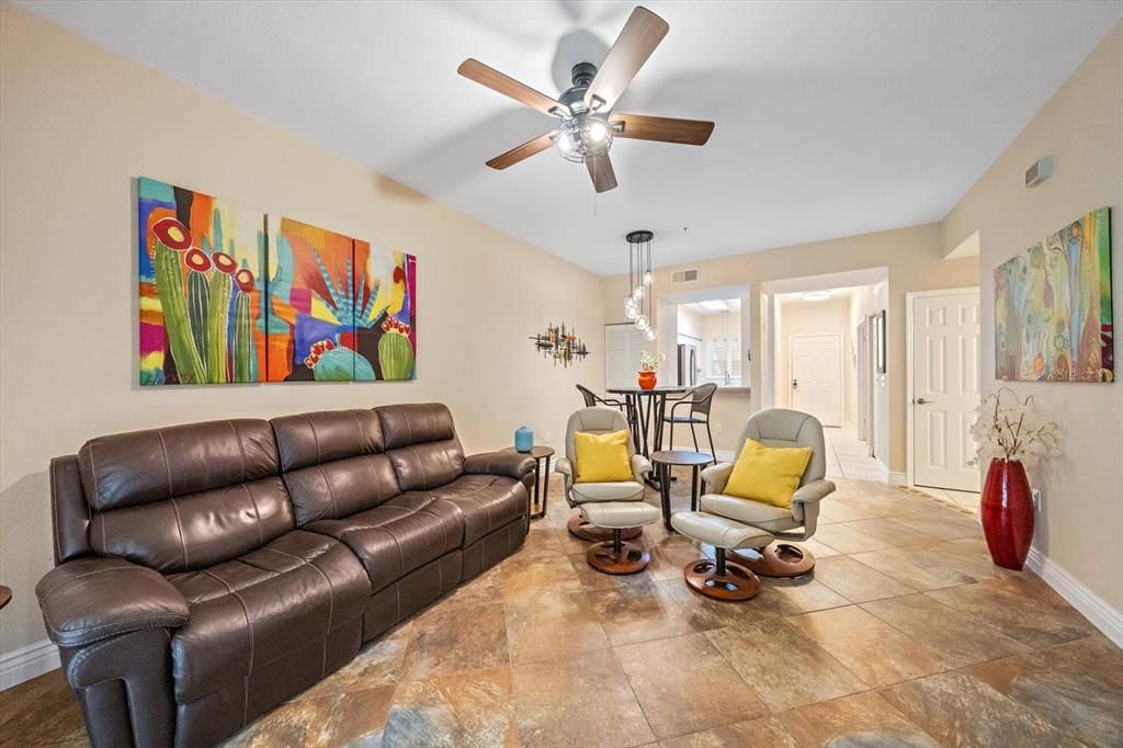 For Sale: $280,000 (2 beds, 2 baths, 957 Square Feet)