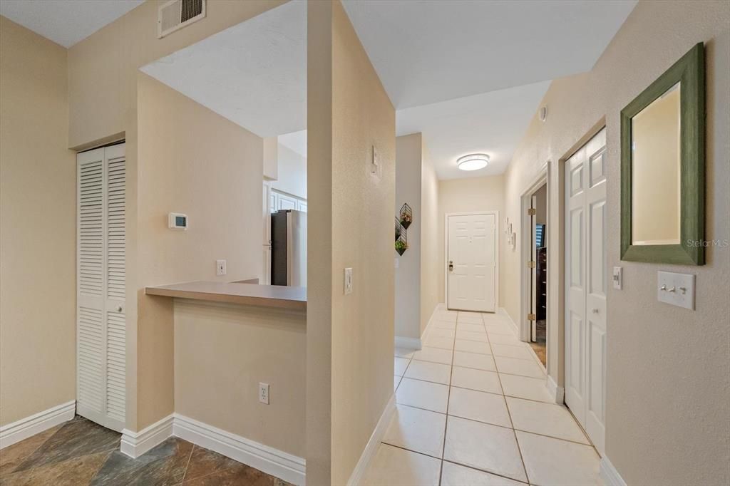 For Sale: $280,000 (2 beds, 2 baths, 957 Square Feet)