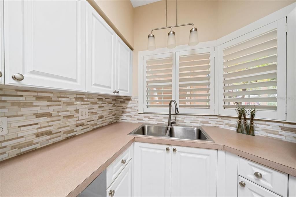 For Sale: $280,000 (2 beds, 2 baths, 957 Square Feet)