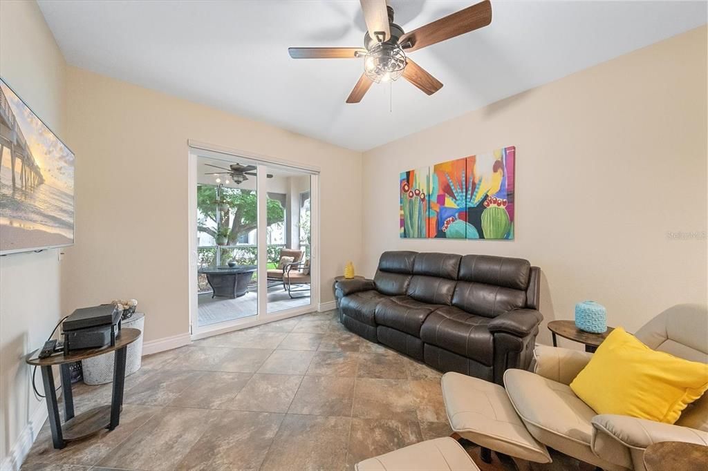 For Sale: $280,000 (2 beds, 2 baths, 957 Square Feet)