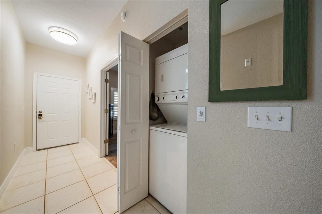 For Sale: $280,000 (2 beds, 2 baths, 957 Square Feet)