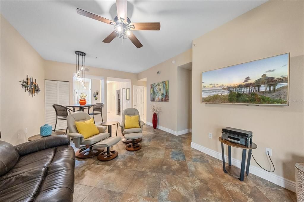 For Sale: $280,000 (2 beds, 2 baths, 957 Square Feet)