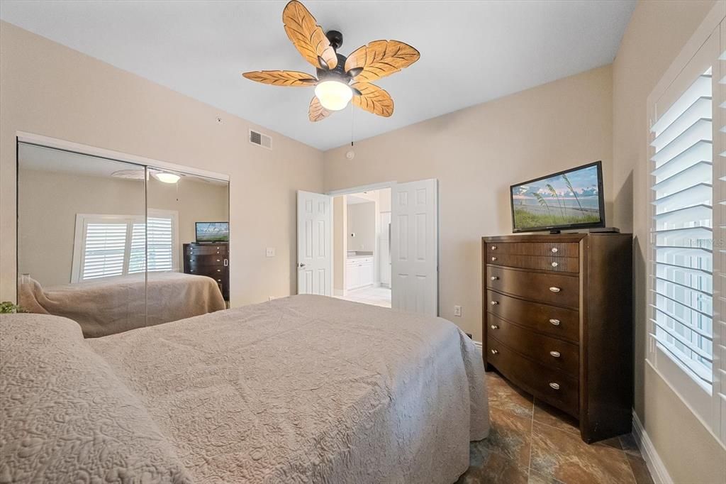 For Sale: $280,000 (2 beds, 2 baths, 957 Square Feet)
