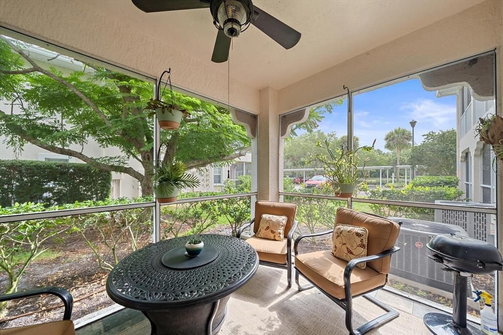For Sale: $280,000 (2 beds, 2 baths, 957 Square Feet)