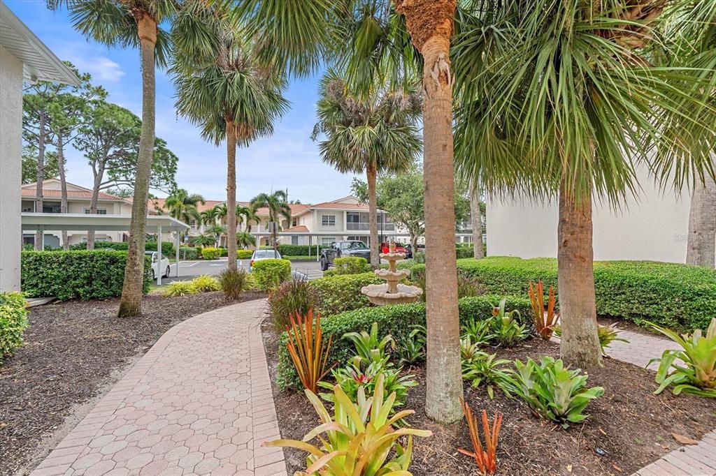 For Sale: $280,000 (2 beds, 2 baths, 957 Square Feet)