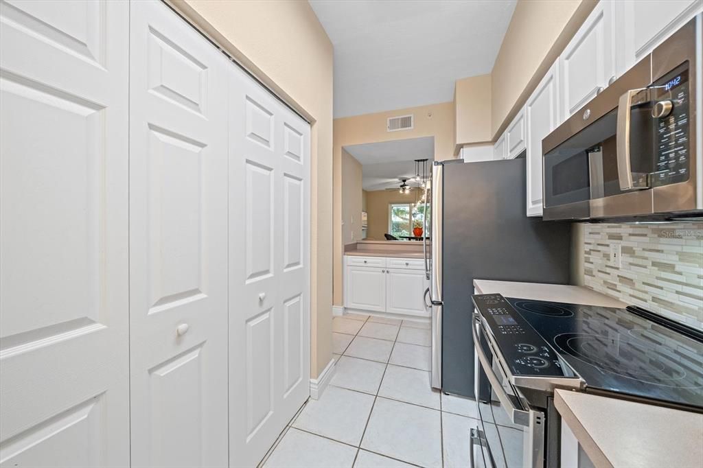 For Sale: $280,000 (2 beds, 2 baths, 957 Square Feet)