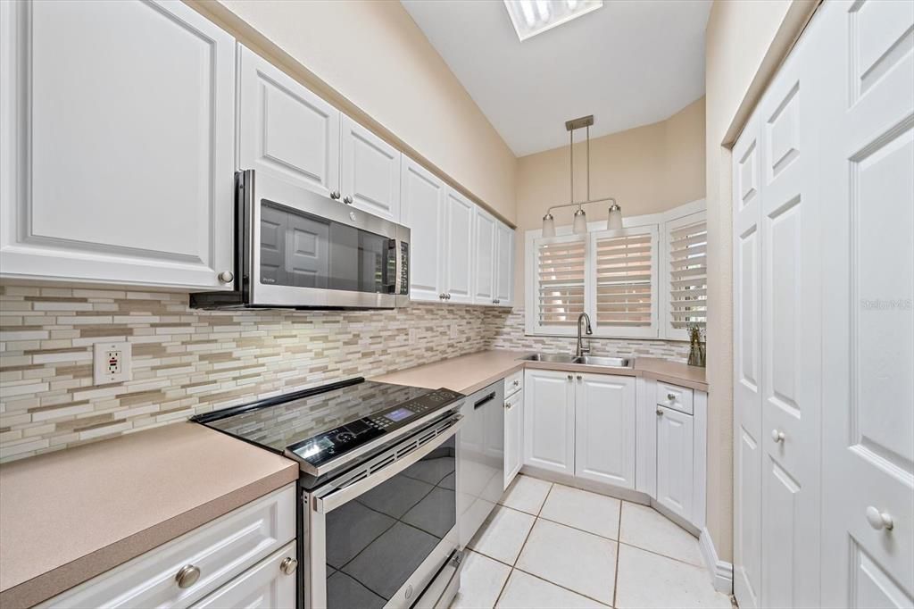 For Sale: $280,000 (2 beds, 2 baths, 957 Square Feet)